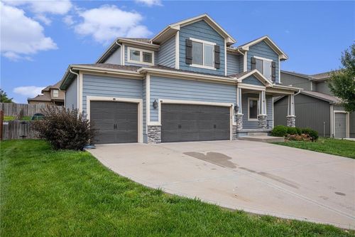 1532 Sw Crosscreek Dr, Lee's Summit, MO, 64082-4819 | Card Image