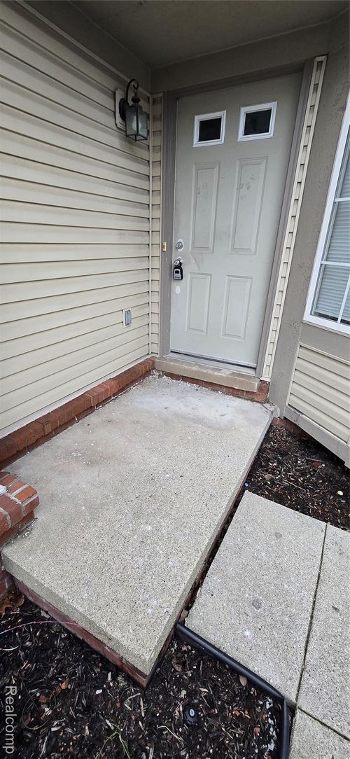 1240 University Dr, Pontiac, MI, 48342-1969 | Card Image