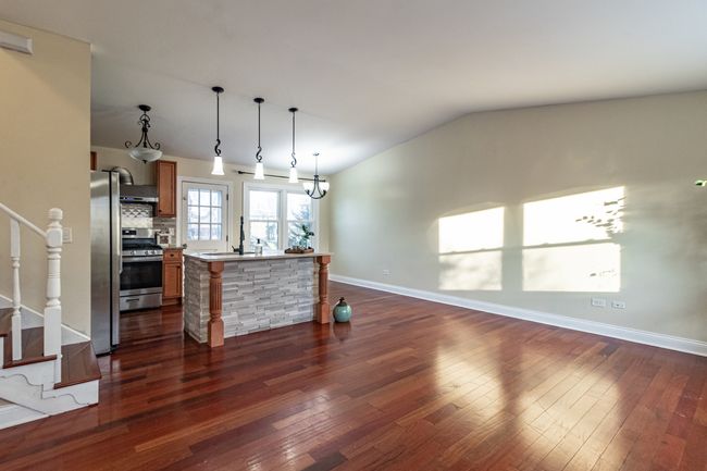 427 Brittany Ln, House other with 3 bedrooms, 2 bathrooms and 2 parking in Lindenhurst IL | Image 4