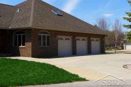 7620 Maple Rd, Frankenmuth, MI, 48734-9585 | Card Image