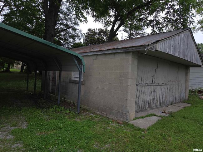 201 E 3 Rd St, Home with 3 bedrooms, 2 bathrooms and 2 parking in Christopher IL | Image 5