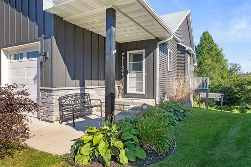 8949 Parkview Cir, Chisago City, MN, 55013-5093 | Card Image