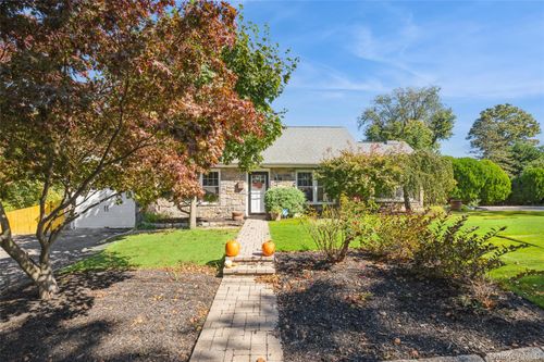 18 Juniper Pl, Huntington, NY, 11743-4325 | Card Image