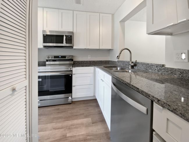 2233 - 7620 Baymeadows Cir W, Condo with 2 bedrooms, 3 bathrooms and null parking in Jacksonville FL | Image 9