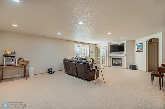 Large Family Room | Image 28