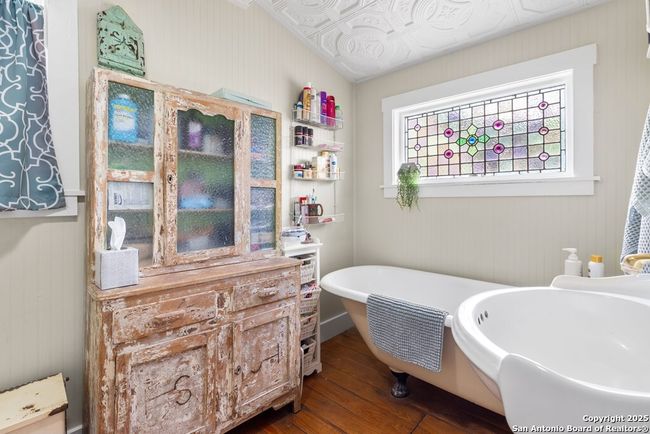 MAIN HOUSE BATH | Image 18