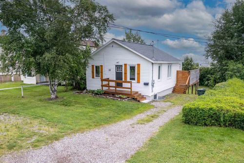 33 Richmond St, House with 3 bedrooms, 1 bathrooms and null parking in Sydney NS | Card Image