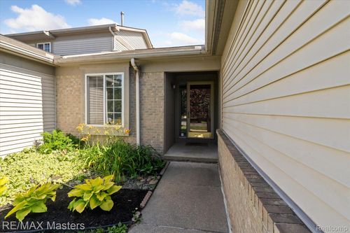 16-22571 Silver Creek Dr, Woodhaven, MI, 48183-5235 | Card Image
