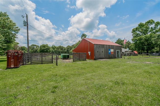 Here is a very nice catch pen for cattle and a holding pen that is helpful when rounding up cattle to transport. | Image 36