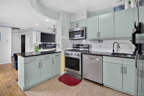 5b-4152 63rd Street, New York, NY, 11377 | Card Image