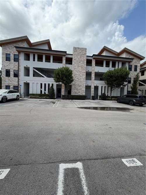 22-8195 Nw 104th Ave, Doral, FL, 33178-4611 | Card Image