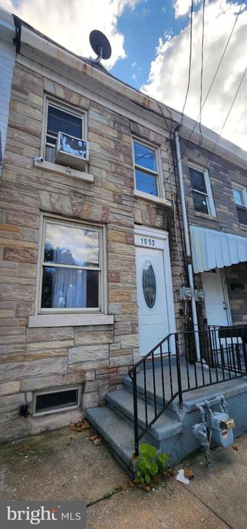 1052 Spruce St, READING, PA, 19602-1933 | Card Image