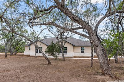 121 Sylas Hayes Loop, House other with 3 bedrooms, 2 bathrooms and null parking in Leming TX | Image 3