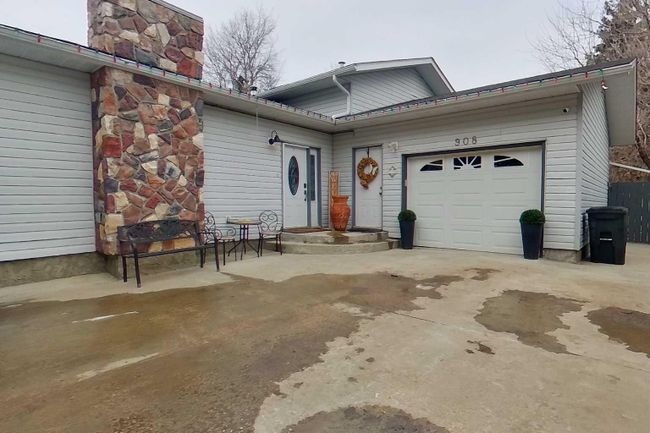 908 14 Avenue Se, Home with 4 bedrooms, 2 bathrooms and 5 parking in Slave Lake AB | Image 2