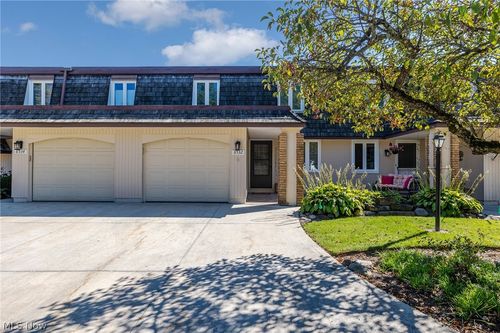 8532 Tanglewood Trl, Chagrin Falls, OH, 44023-5651 | Card Image
