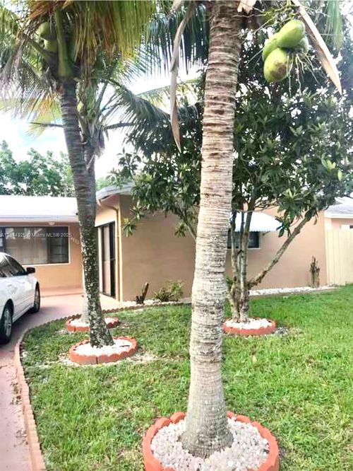 6771 Freedom St, Hollywood, FL, 33024-2827 | Card Image