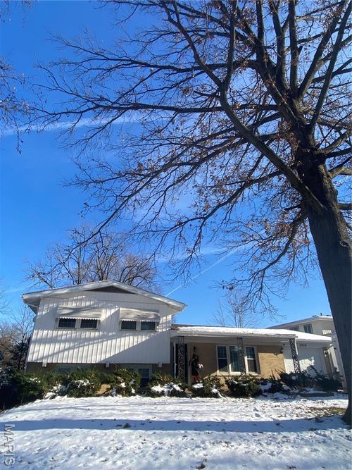 2436 Pinehurst Dr, Overland, MO, 63114-1526 | Card Image