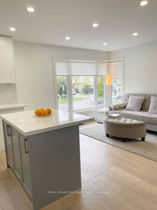 24 Yarn Rd, Etobicoke, ON, M9B1H5 | Card Image
