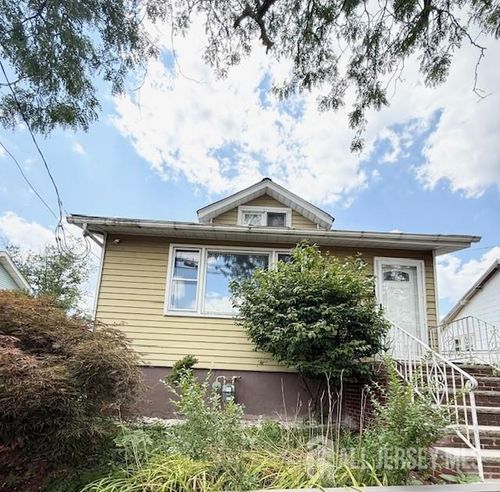 424 S 8th Ave, Highland Park, NJ, 08904-3008 | Card Image