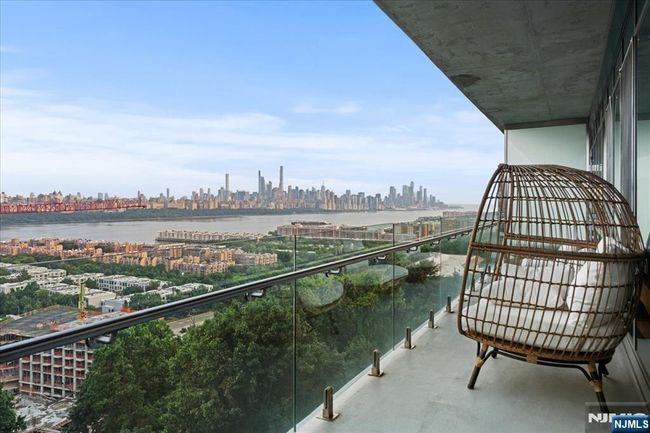 320 Adolphus Ave, Condo with 3 bedrooms, 4 bathrooms and null parking in Cliffside Park NJ | Image 14