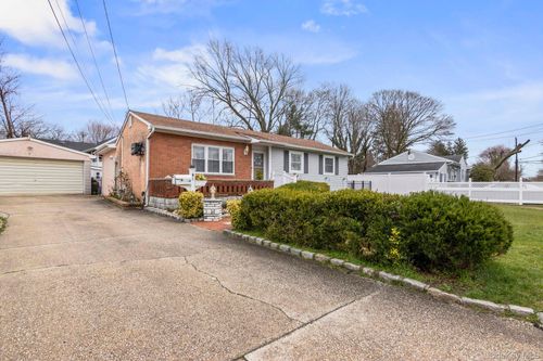 1 Pinetop Dr, Central Islip, NY, 11722-1908 | Card Image