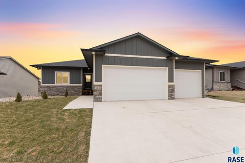 124 Skyline Dr, Valley Springs, SD, 57068-7319 | Card Image