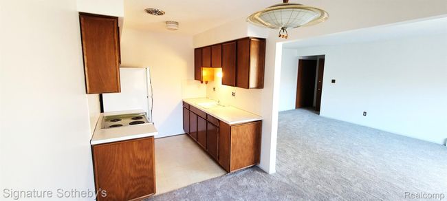 APT-221 - 20870 Wildwood Dr, Condo with 2 bedrooms, 1 bathrooms and null parking in Harper Woods MI | Image 6