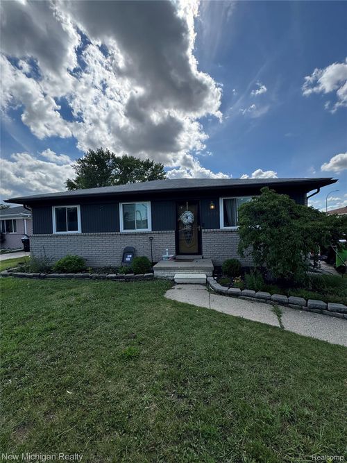 28555 Secretariat Ct, Roseville, MI, 48066-2341 | Card Image