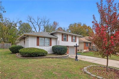 Tri-level home with a garage and a front lawn | Image 2