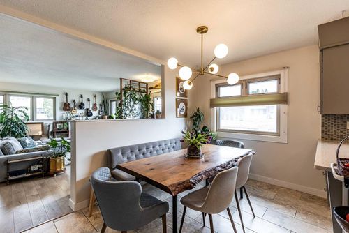 75 Robertson Way Sw, Medicine Hat, AB, T1A5J3 | Card Image