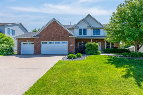 5315 Hugo Rd, Bettendorf, IA, 52722-1165 | Card Image