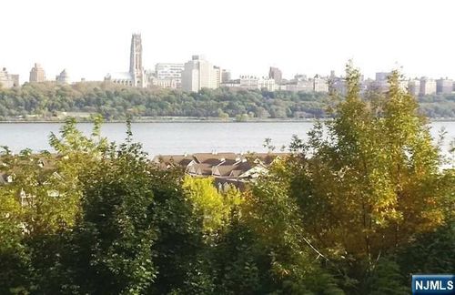 3 Old Wood Rd, Edgewater, NJ, 07020-1212 | Card Image
