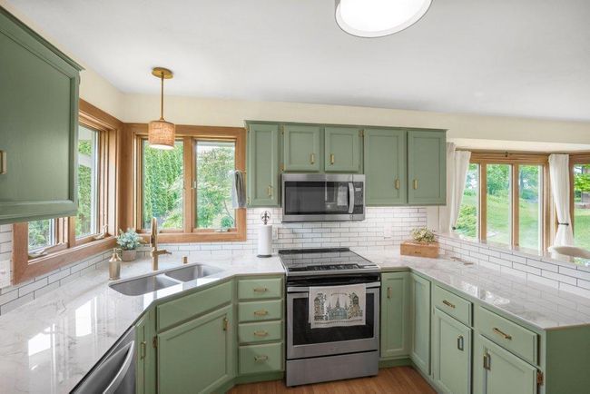 7470 Canyon Curv, House other with 4 bedrooms, 3 bathrooms and null parking in Chanhassen MN | Image 8