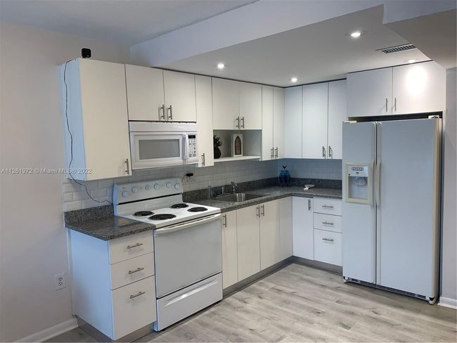 APT-303 - 677 Sw 9 Th Ave, Condo with 1 bedrooms, 1 bathrooms and null parking in Miami FL | Image 5