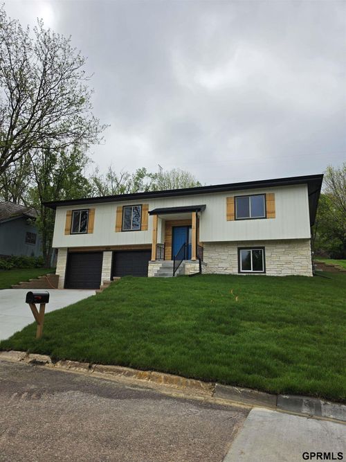 5129 Raven Oaks Drive, Omaha, NE, 68152 | Card Image