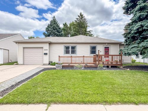 3205 E 18th St Street, Sioux Falls, SD, 57103 | Card Image