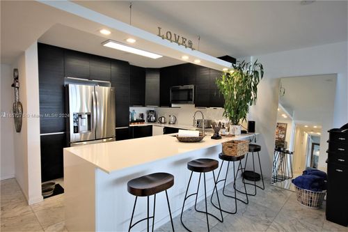 933-5151 Collins Ave, Miami Beach, FL, 33140-2716 | Card Image