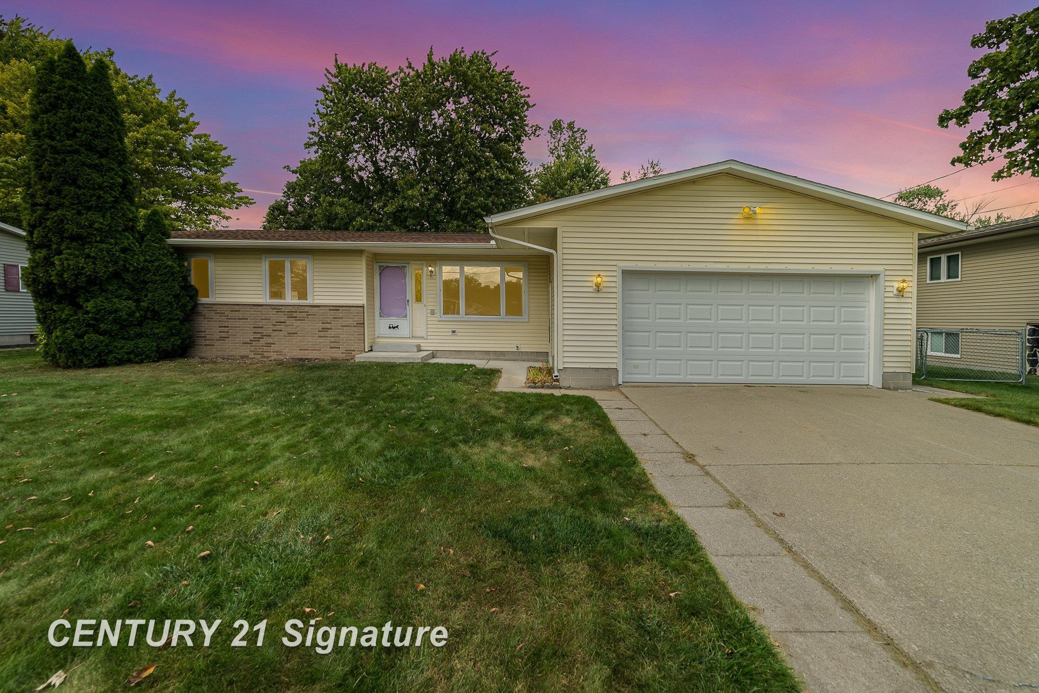 Shane Dr, Bay City, MI 48706