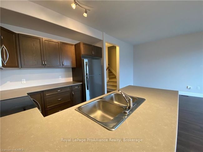201 Pratt Dr, House attached with 3 bedrooms, 2 bathrooms and 3 parking in Amherstview ON | Image 10