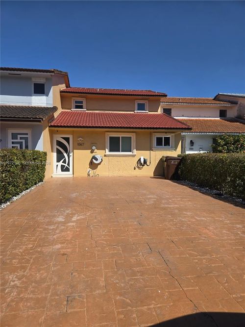 1067 W 37th St, Hialeah, FL, 33012-4908 | Card Image