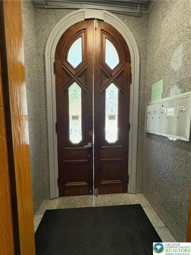 Main doors / vestibule with mailboxes | Image 5