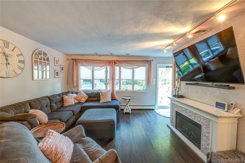 118 West 6th Street, Islip, NY, 11795 | Card Image