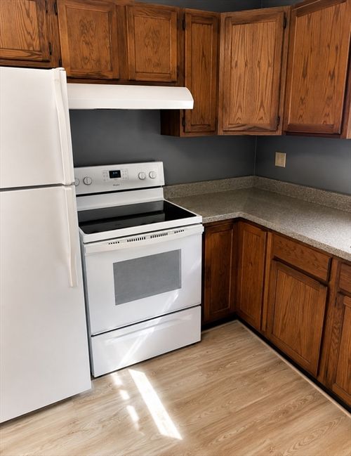 96-96 Brook St, Holyoke, MA, 01040-5421 | Card Image