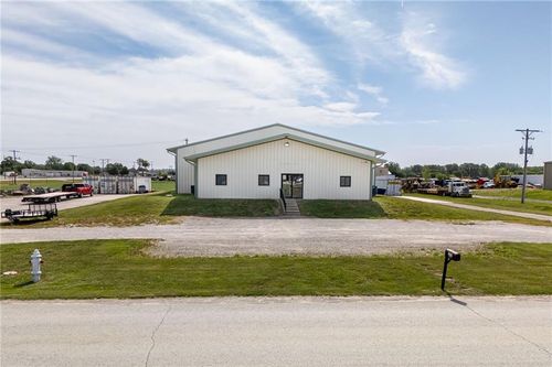 801 Woodsdale Rd, Wathena, KS, 66090-4289 | Card Image