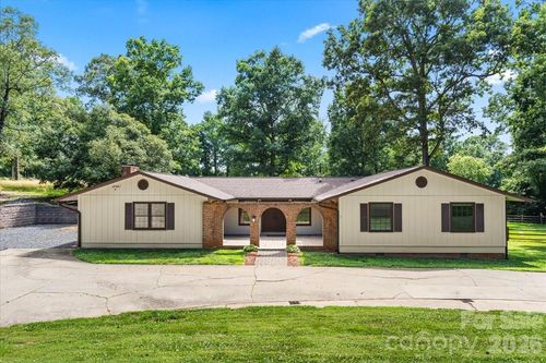 4024 Wandering Ln Ne, Hickory, NC, 28601-8771 | Card Image