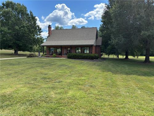 323 Chickasaw Dr, Reidsville, NC, 27320-7627 | Card Image