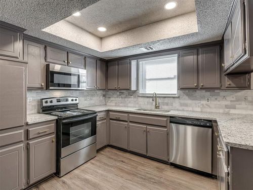 2109 Tanglewood Dr, Edmond, OK, 73013-2717 | Card Image