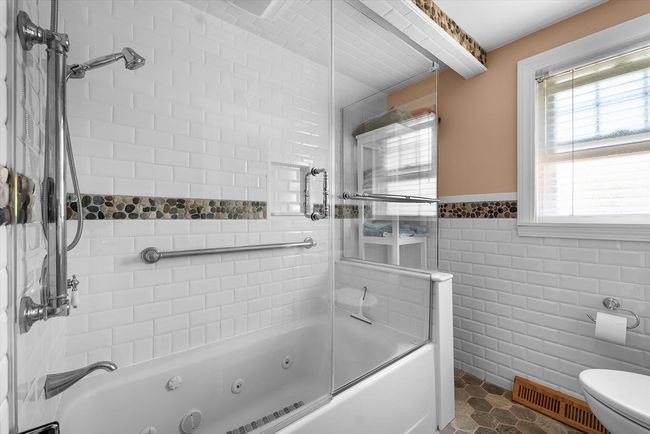 6 Garden St, House other with 3 bedrooms, 2 bathrooms and 3 parking in Woburn MA | Image 15