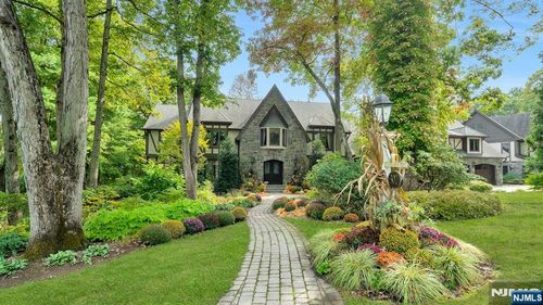 307 Freemans Ln, Franklin Lakes, NJ, 07417-1052 | Card Image