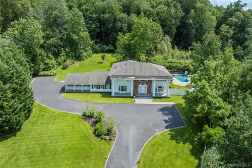 25 Montrose Ct, Roslyn, NY, 11576-1112 | Card Image